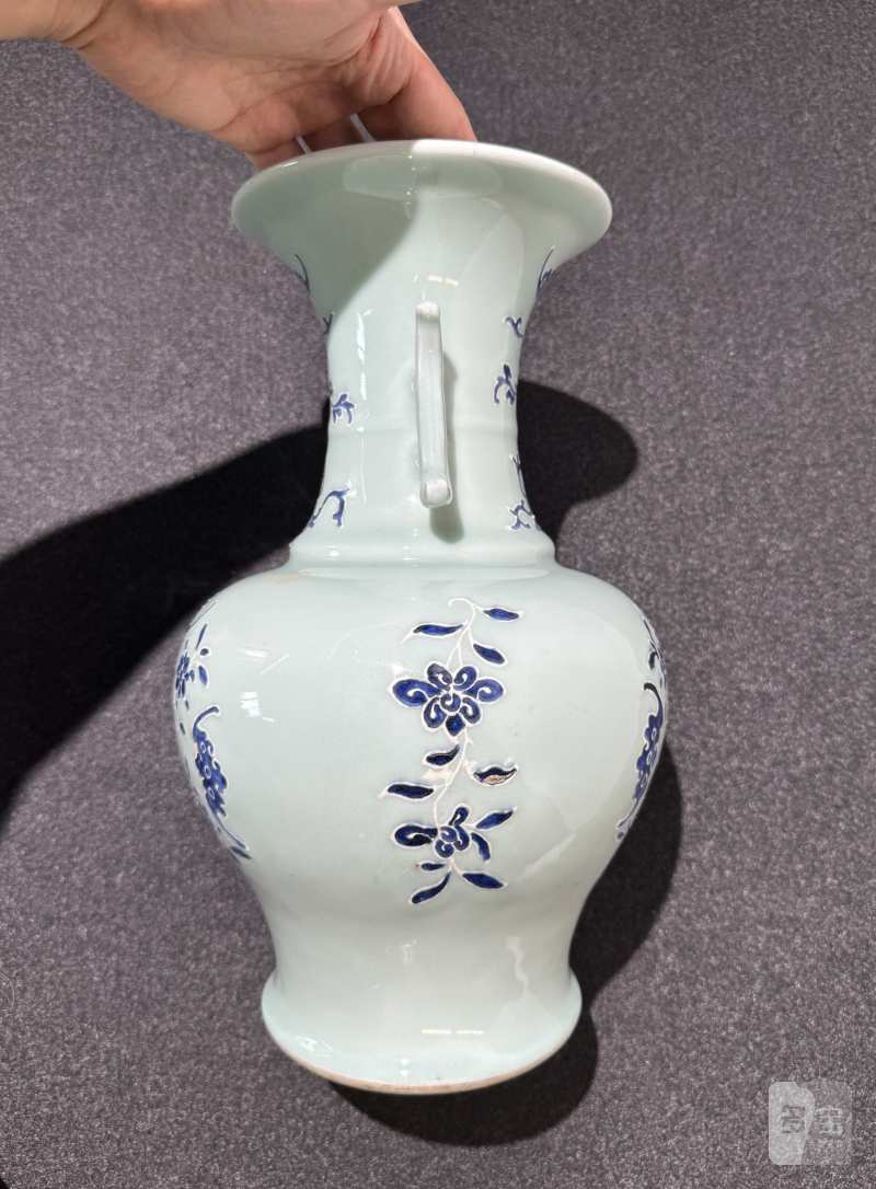 清乾隆 豆青地青花堆白福寿如意纹双戟耳尊 - 图3